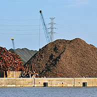 Recyclage van metaal. Schroothoop langs het Kanaal Gent-Terneuzen in de Gentse zeehaven, Gent, België
